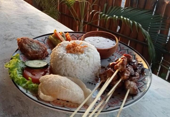 Sarinah Beach - Bistro&Bungalow Batununggul Exterior foto